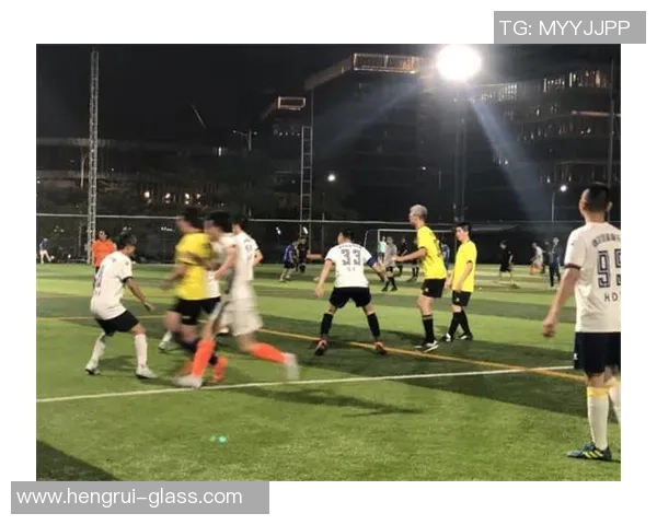 足球球星静电贴：赋能球迷激情体验的创新潮流饰品